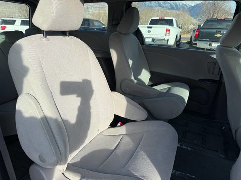 Used 2018 Toyota Sienna L w/ Carpet Mat Package image 22