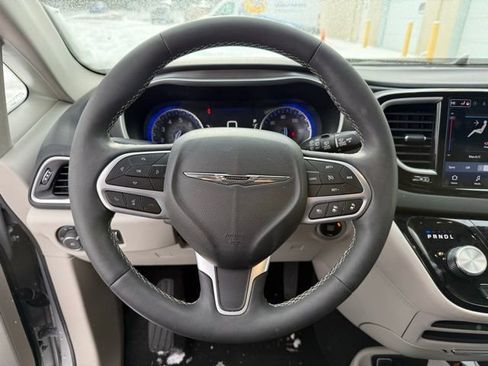 Used 2024 Chrysler Pacifica Touring-L image 22