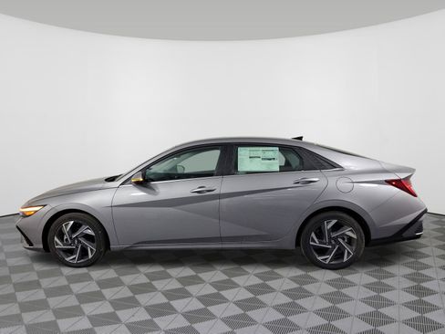 New 2025 Hyundai Elantra Limited image 39