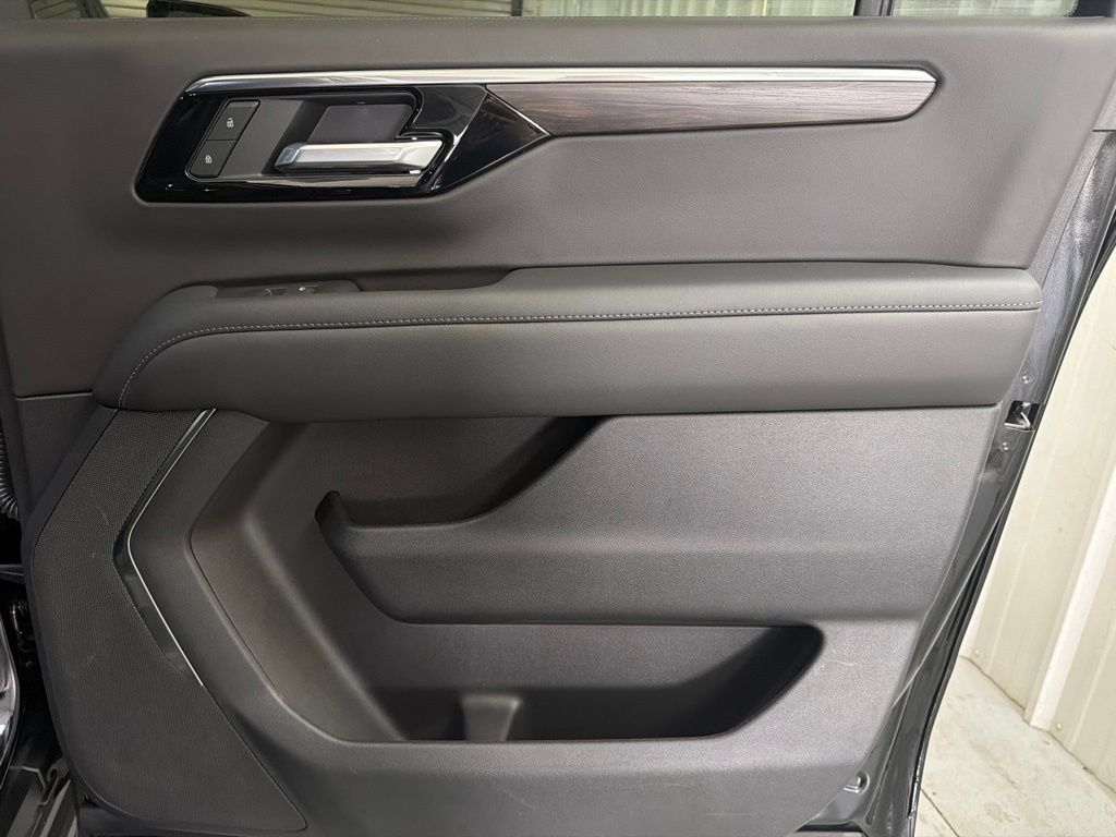 Used 2025 Chevrolet Suburban LS RWD image 19