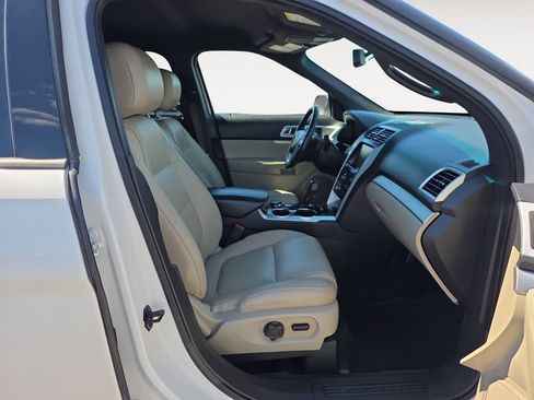 Used 2015 Ford Explorer XLT w/ Equipment Group 202A AWD/4WD image 10