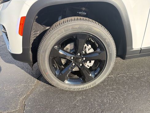 New 2025 Jeep Grand Cherokee Altitude image 3