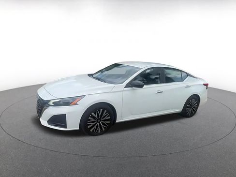 Used 2025 Nissan Altima 2.5 SV FWD image 8
