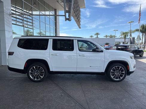 Used 2024 Jeep Wagoneer L Series III w/ Premium Group I image 3