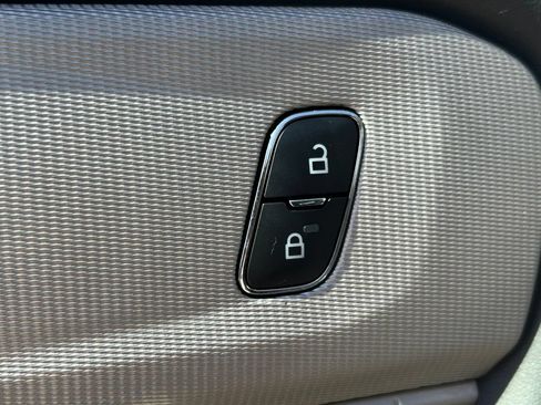 Used 2025 Ford Explorer Active w/ Active Comfort Package RWD image 25
