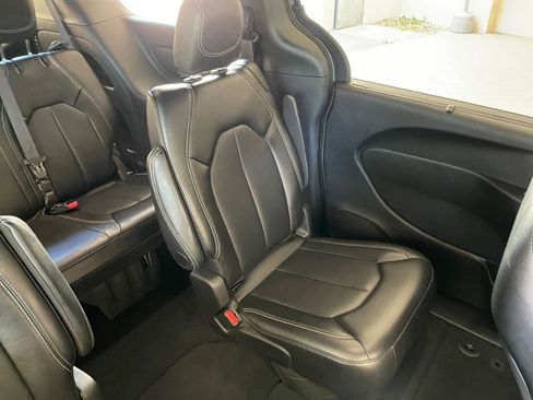 Used 2025 Chrysler Pacifica Select image 39