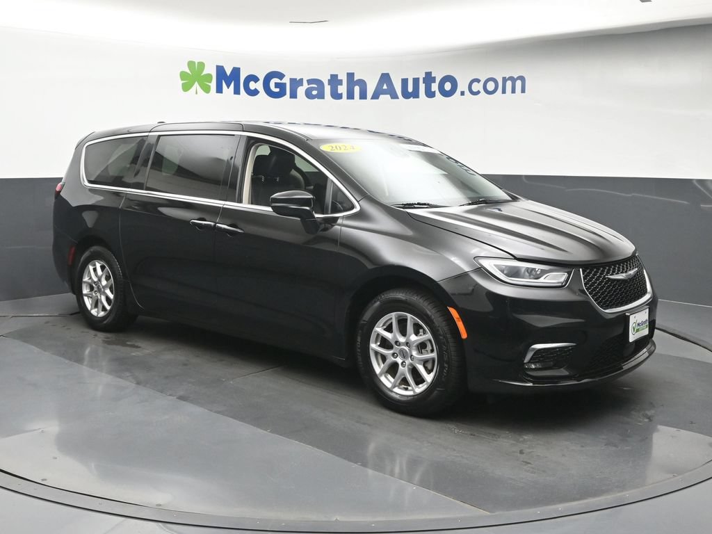 Used 2024 Chrysler Pacifica Touring-L FWD image 2