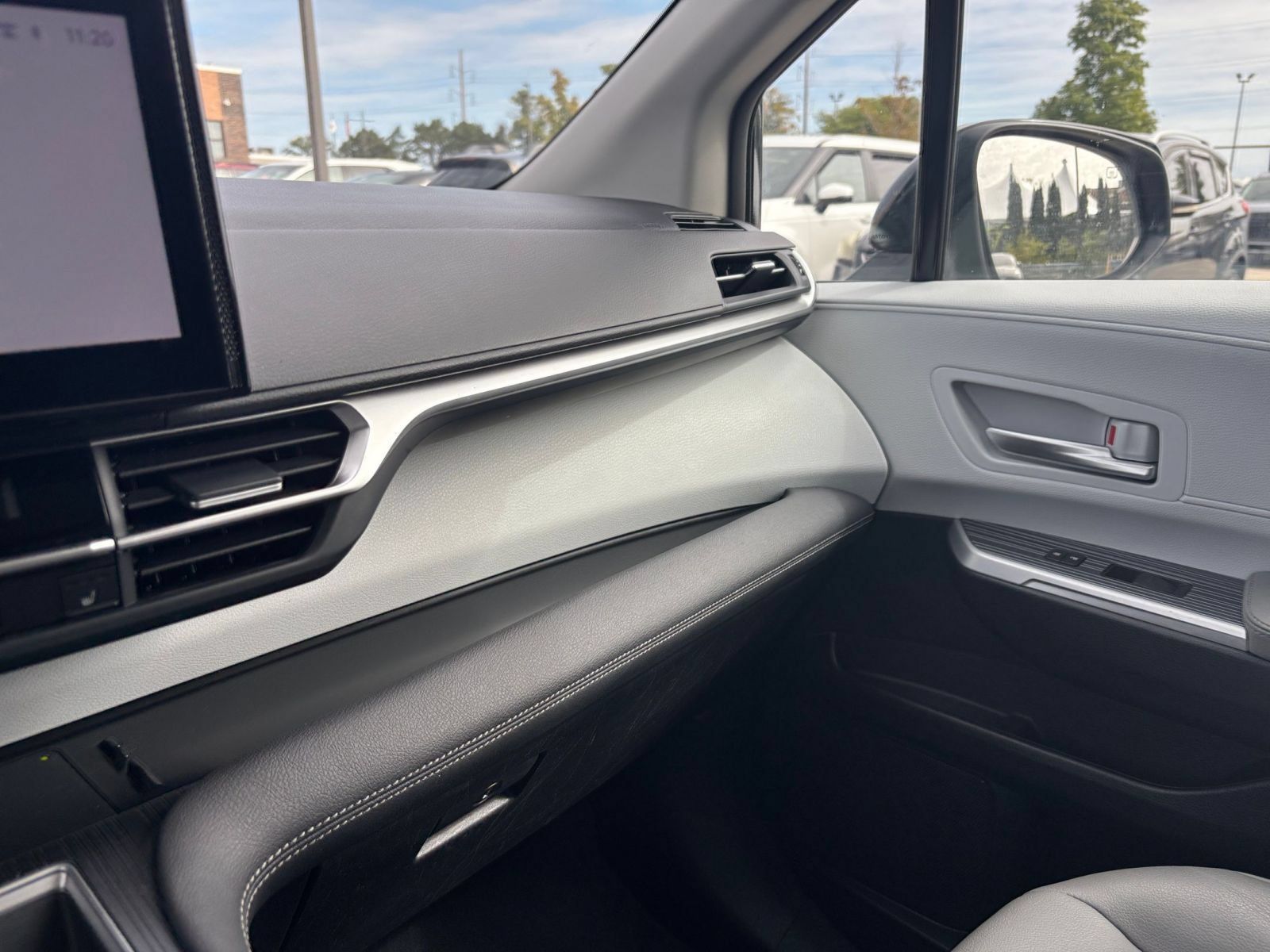 Used 2025 Toyota Sienna XLE FWD image 37