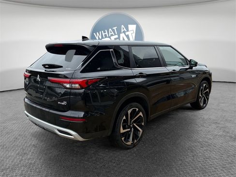 Used 2025 Mitsubishi Outlander SE image 3