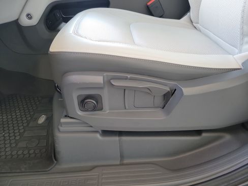 Used 2025 Land Rover Defender 90 S image 18