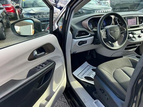Used 2022 Chrysler Voyager LX image 9