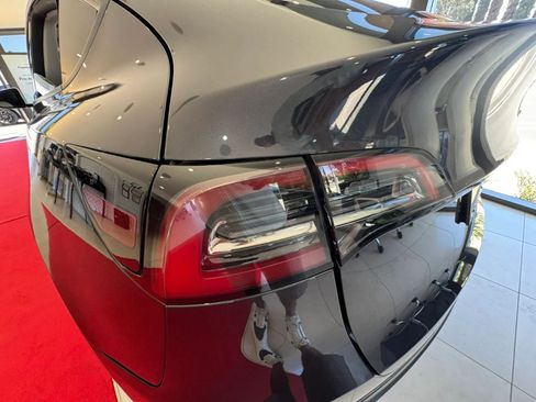 Used 2024 Tesla Model Y Long Range RWD image 18