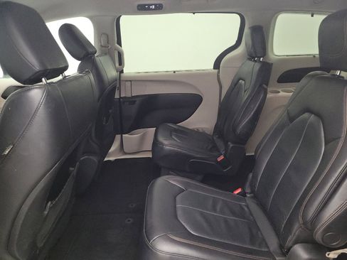 Used 2020 Chrysler Pacifica Touring-L FWD image 18