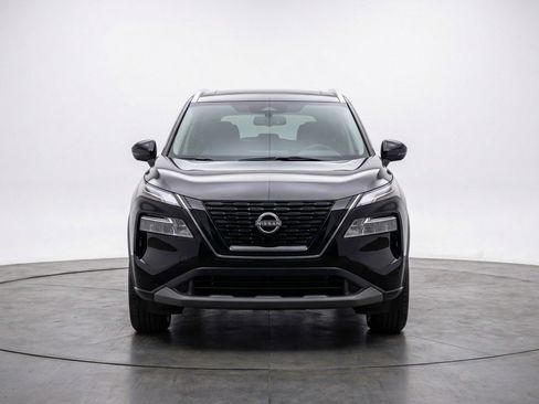 Used 2025 Nissan Rogue SV image 2