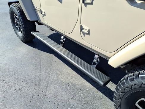 Used 2016 Jeep Wrangler Unlimited Sahara image 17