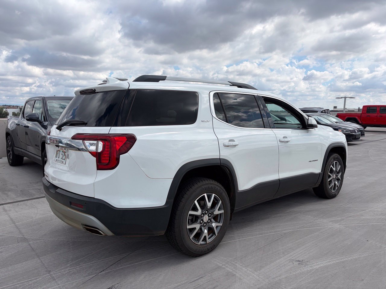 Used 2023 GMC Acadia SLT FWD image 2