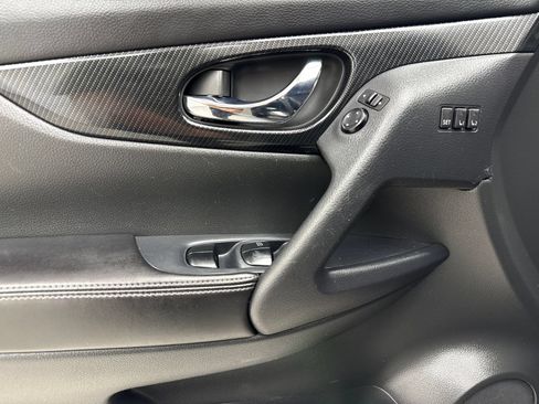 Used 2019 Nissan Rogue SL FWD image 34