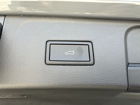 Used 2025 Volkswagen Atlas Peak Edition SE AWD/4WD image 39