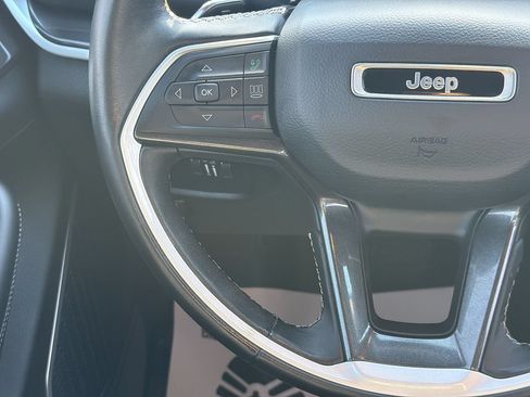 Used 2022 Jeep Grand Cherokee Altitude RWD image 16