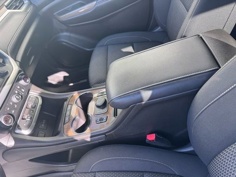 Used 2023 GMC Acadia SLE w/ Driver Convenience Package image 16