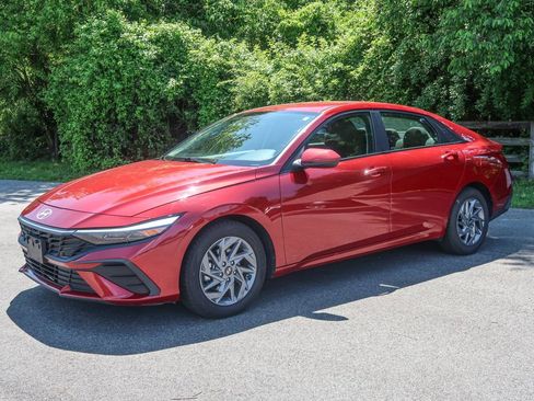 Used 2024 Hyundai Elantra SEL FWD image 1