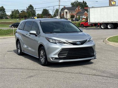 Used 2022 Toyota Sienna XLE FWD image 3