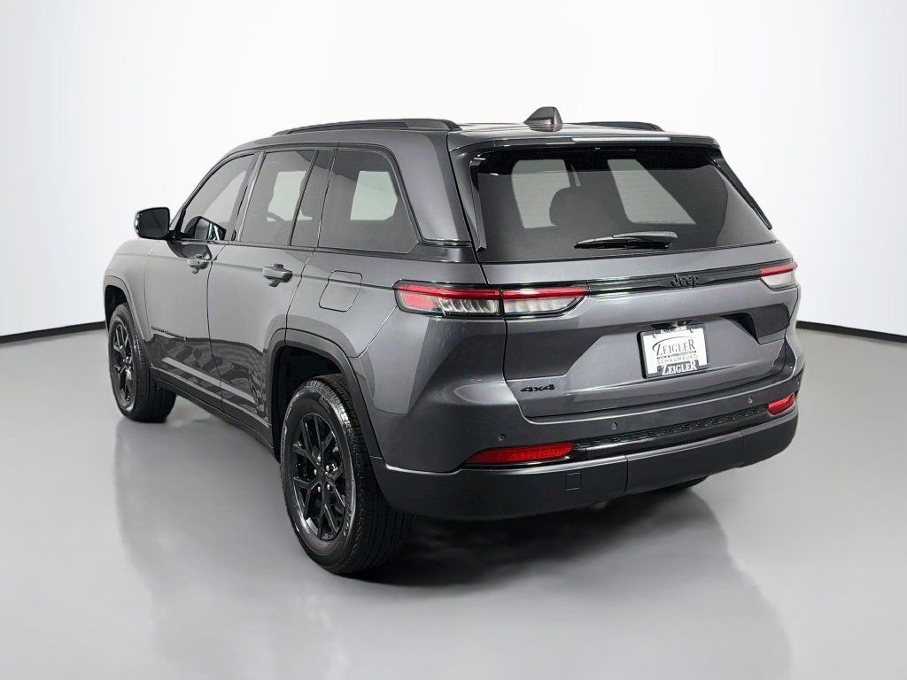 Used 2024 Jeep Grand Cherokee Altitude AWD/4WD image 5