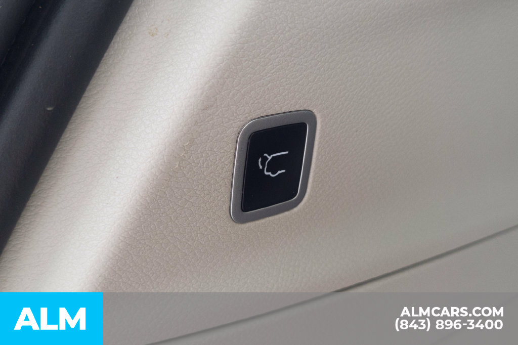 Used 2024 Chrysler Pacifica Touring-L FWD image 9