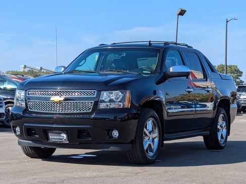 Used 2013 Chevrolet Avalanche LTZ image 8