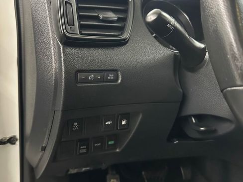 Used 2018 Nissan Rogue SV image 15