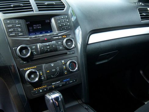 Used 2017 Ford Explorer XLT image 9