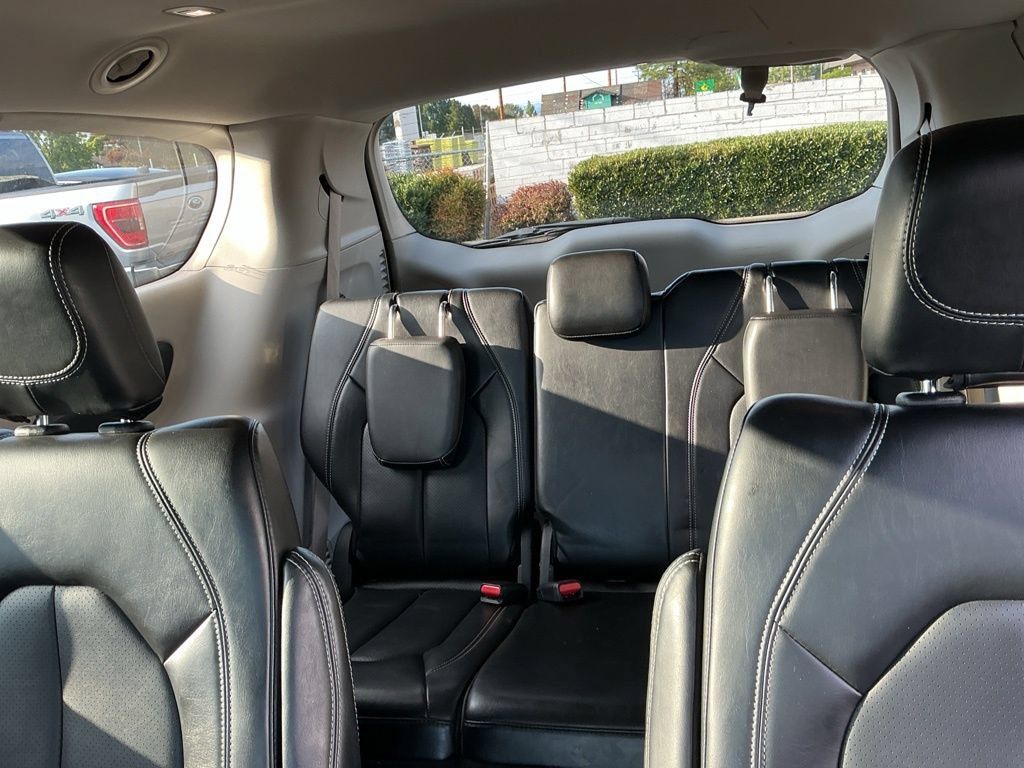 Used 2024 Chrysler Pacifica Touring-L FWD image 9