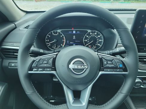 Used 2025 Nissan Altima 2.5 SV w/ SV Premium Package FWD image 28