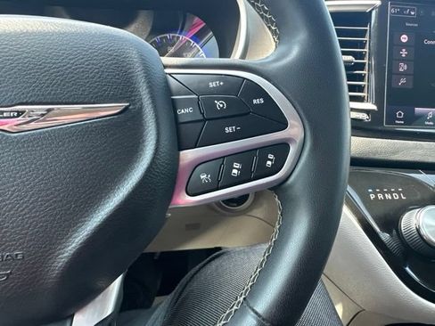 Used 2022 Chrysler Pacifica Touring-L FWD image 39