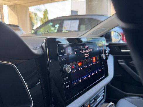 Used 2025 Volkswagen Jetta SE image 18