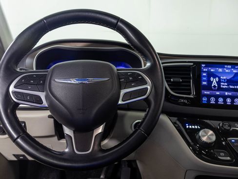 Used 2018 Chrysler Pacifica Touring-L image 30