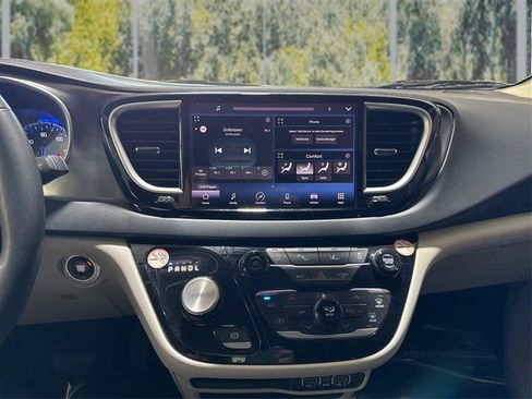 Used 2024 Chrysler Pacifica Touring-L FWD image 16
