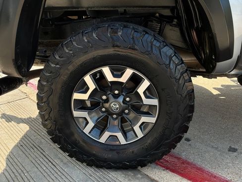 Used 2018 Toyota Tacoma TRD Off-Road AWD/4WD image 9