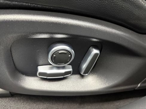 Used 2020 Jaguar F-PACE Premium image 30