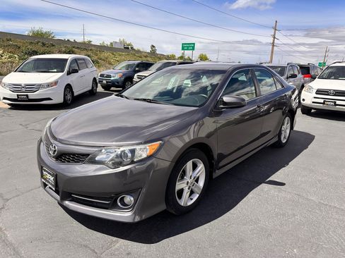 Used 2014 Toyota Camry SE image 2
