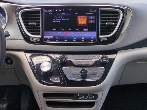 Used 2023 Chrysler Pacifica Touring-L FWD image 21