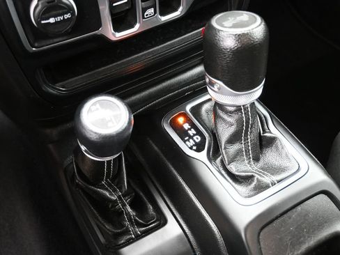 Used 2022 Jeep Wrangler Unlimited Sahara AWD/4WD image 29