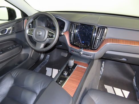 Used 2024 Volvo XC60 B5 Plus image 35