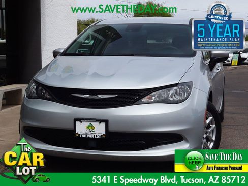 Used 2023 Chrysler Voyager LX image 1