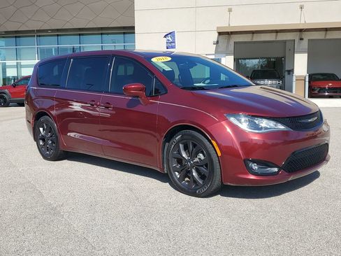 Used 2018 Chrysler Pacifica Touring Plus w/ S Appearance Package image 2