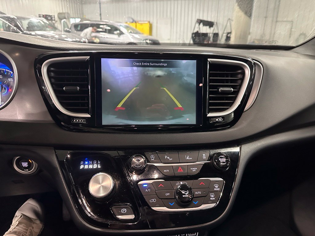 Used 2025 Chrysler Pacifica Select FWD image 17