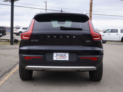 Used 2023 Volvo XC40 B5 Plus image 6