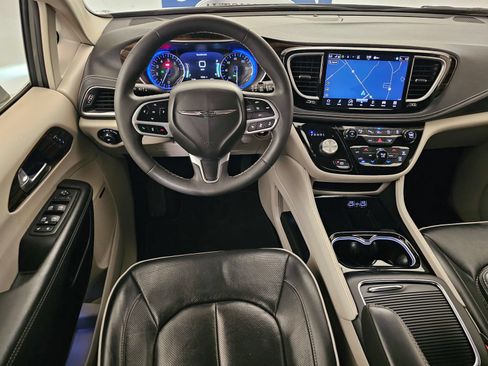 Used 2022 Chrysler Pacifica Limited AWD/4WD image 8