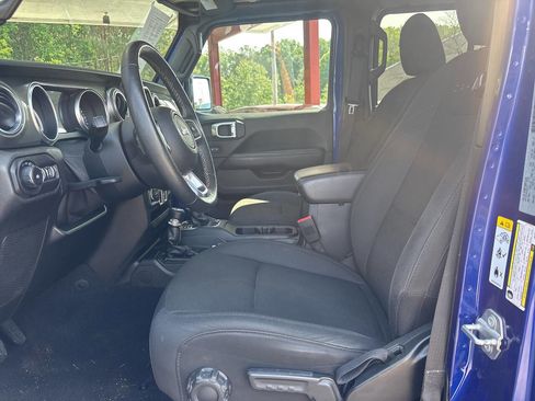 Used 2018 Jeep Wrangler Unlimited Sahara image 8