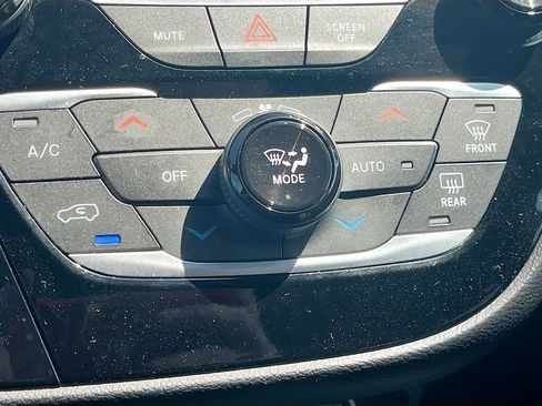 Used 2025 Chrysler Pacifica Select image 15